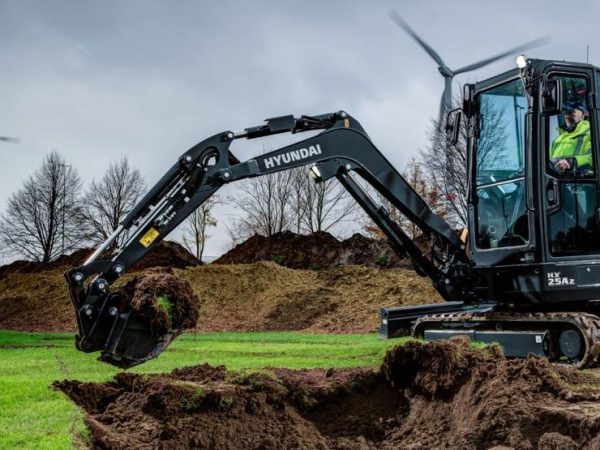 Hyundai HX25 minigraver aan het werk